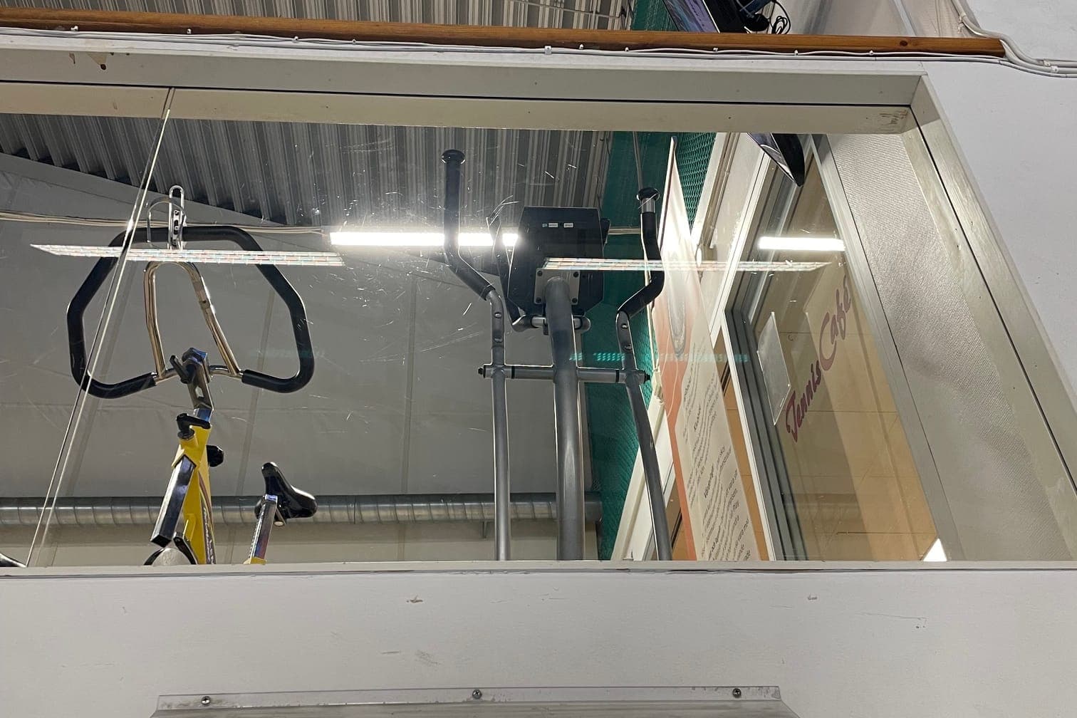 Stort glasparti efter putsning – helt rent och genomskinligt glas