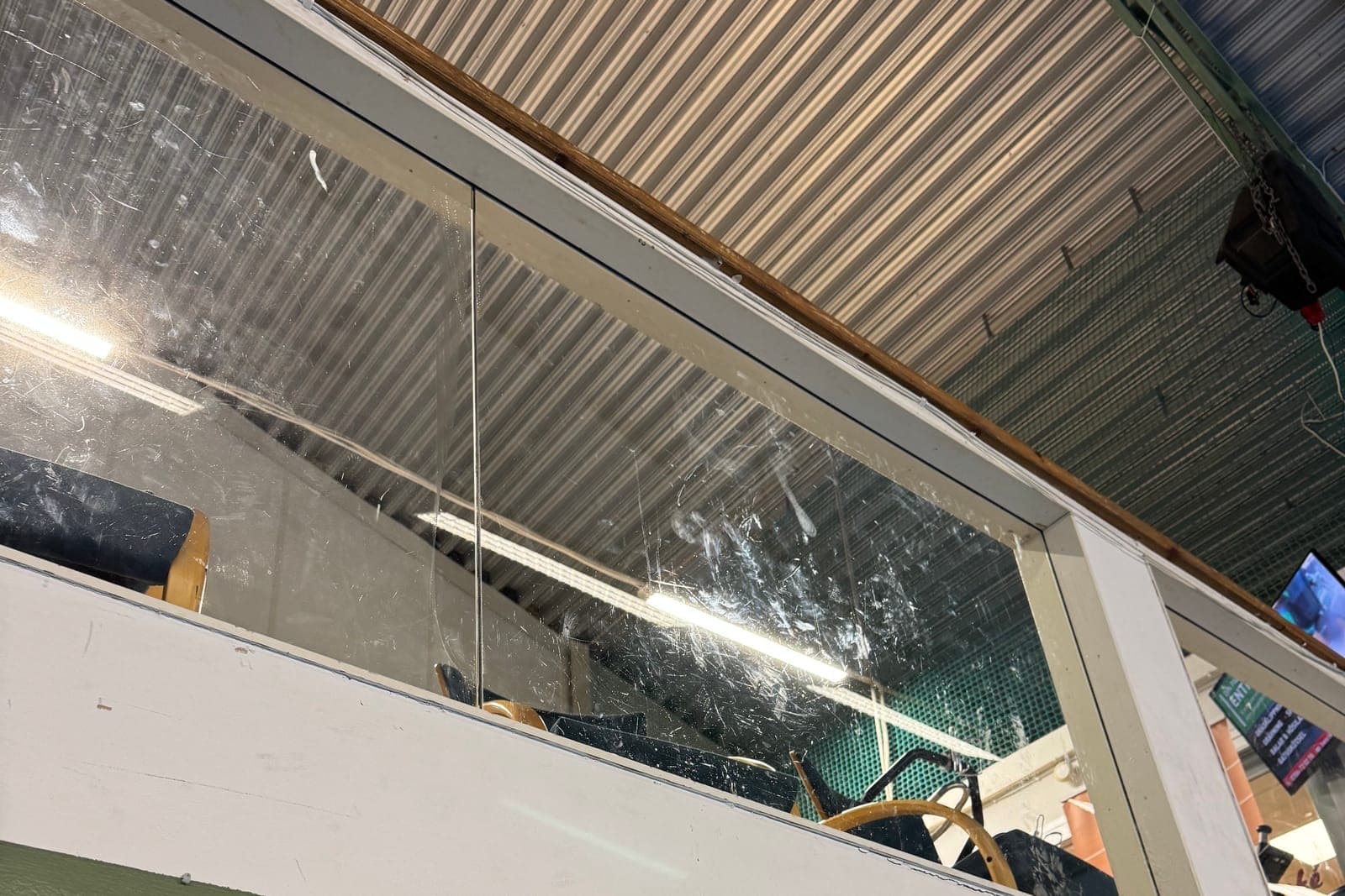 Stort glasparti före putsning – smutsränder och kalkavlagringar på rutan